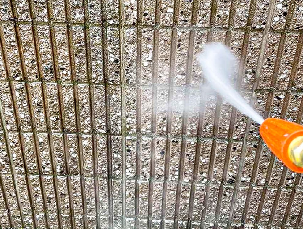 外壁洗浄をしている様子