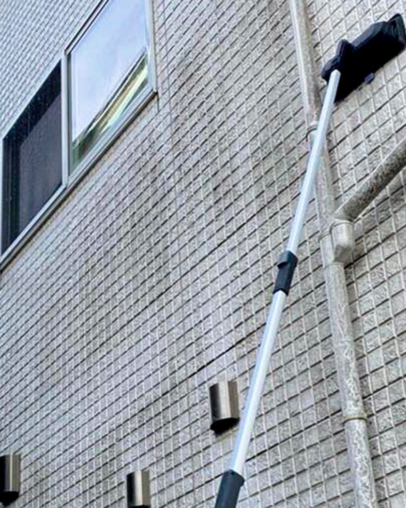 専用のデッキブラシと洗剤で徹底洗浄